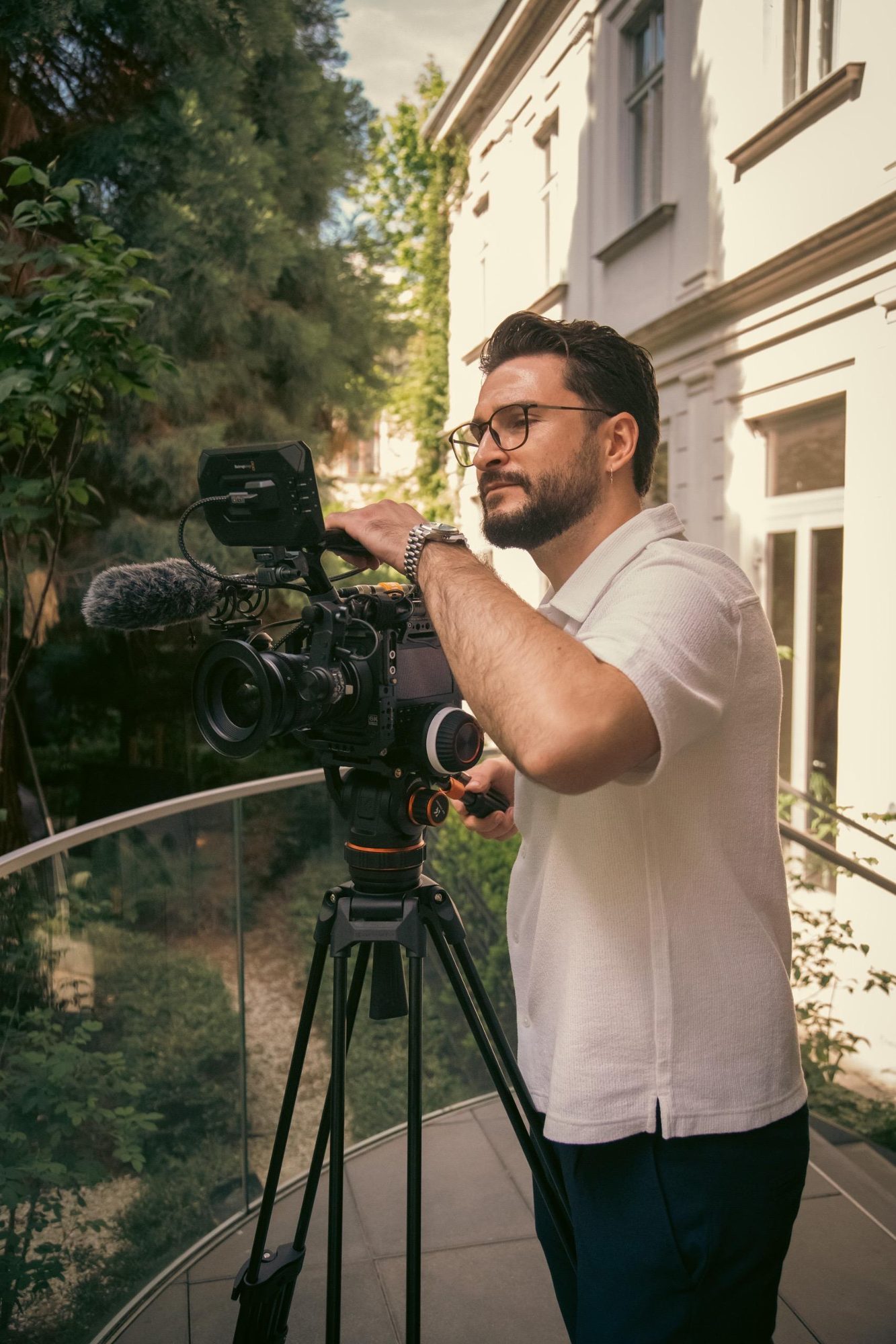 Nedim Bevrnja hinter der Kamera bei einem Dreh
