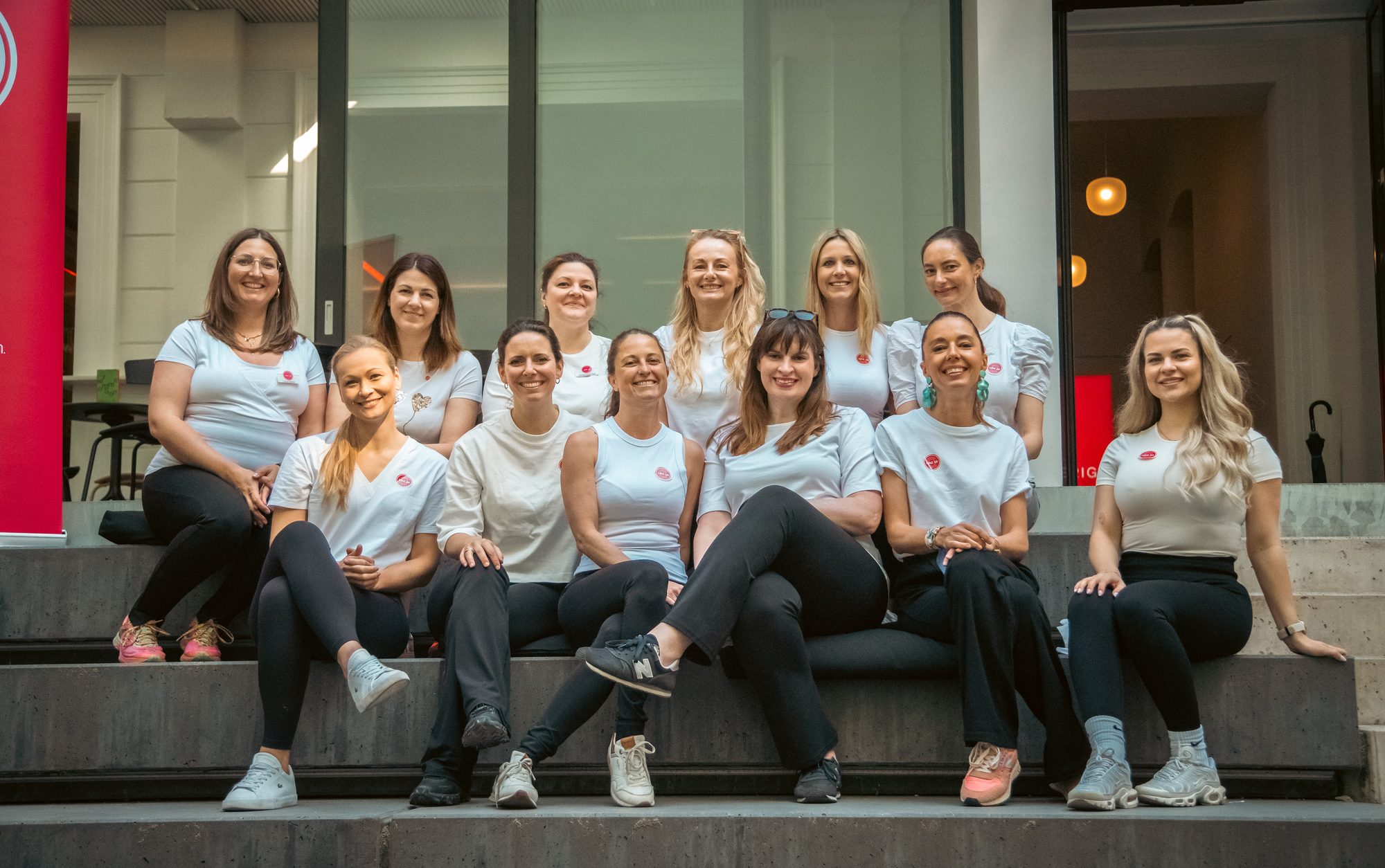 Organisationsteam auf einer Treppe
