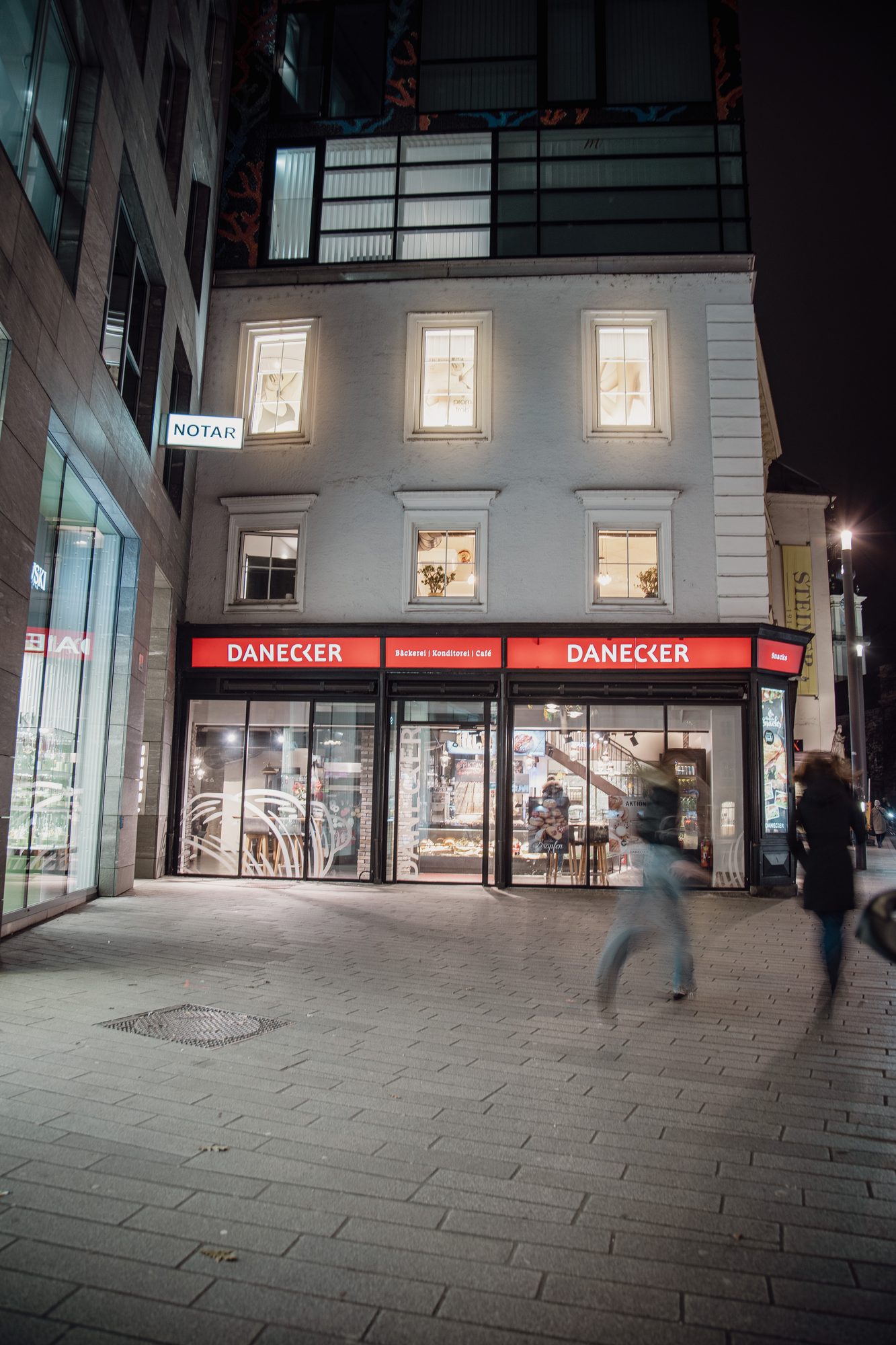 Beleuchtete Fassade bei Nacht