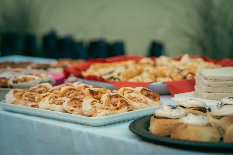 Herzhaftes Gebäck, Kuchen und belegte Brote auf dem Buffet