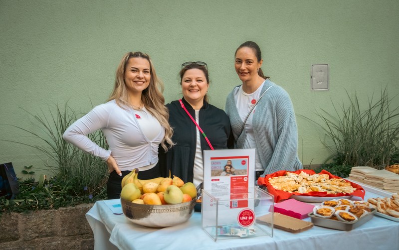 Drei Frauen hinter einem Buffet mit einer Spendenbox von Ladies Circle 10 Linz