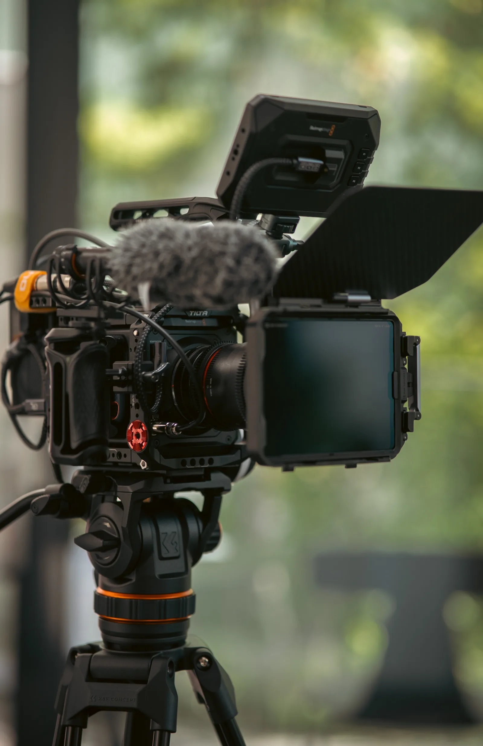 Professionelle Videokamera als Werkzeug fuer Corporate Video, Imagefilm und Recruiting Content bei Kronos Pictures